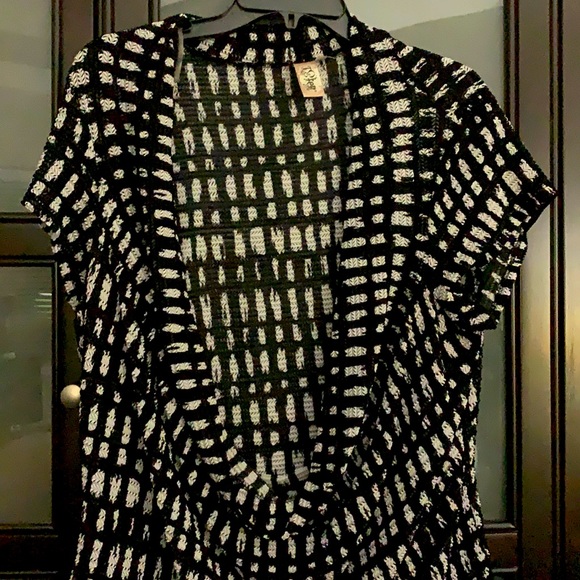L8teR Tops - Woman’s black and white top